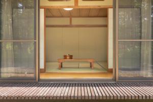 山中湖的住宿－Yamanaka Lake Ryozan，一张桌子,坐在房子里,窗户