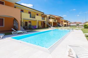 Bazén v ubytovaní La Mimosa B03 Apartment by Wonderful Italy alebo v jeho blízkosti