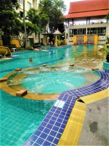 - une piscine d'eau bleue dans un bâtiment dans l'établissement Hin Nam Sai Suay Condominium, à Hua Hin