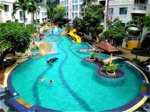 - une grande piscine avec des personnes dans un parc aquatique dans l'établissement Hin Nam Sai Suay Condominium, à Hua Hin