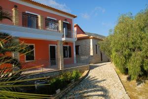 una casa con una pasarela delante de ella en Anatoli Labreon, en Agia Marina