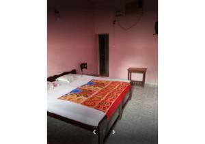 Un pat sau paturi într-o cameră la Private rooms near Chapora fort
