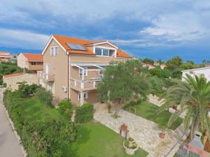 an aerial view of a house with a yard at Apartmani Rudi in Vir