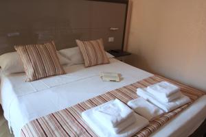 ガリポリにあるDimora Cassiopeaの白い大型ベッド(タオル付)
