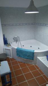 y baño con bañera y lavamanos. en Casa con encanto, escapadas románticas (jacuzzi), en Salobreña