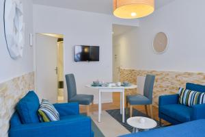 トゥールーズにあるBleue Loft Ramblas Centre Toulouseのリビングルーム(青い椅子、テーブル付)