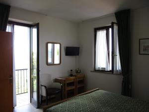 A television and/or entertainment centre at Hotel San Remo
