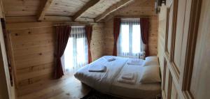 A bed or beds in a room at Aden River
