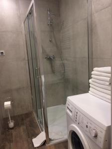 lavatrice in bagno con doccia di Apartament Portowy z garażem, ul Towarowa a Kołobrzeg