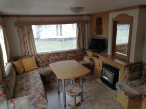 斯文托伊Jūros g. 41, Delta的客厅里有一张沙发和一张桌子。