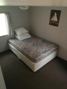 斯文托伊Jūros g. 41, Delta的房间里有一张床的小卧室