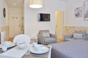 sala de estar con cama, mesa y sillas en Nice Flat Ramblas Centre Toulouse, en Toulouse