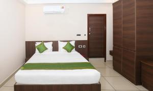 Treebo Durga Boji Grand, Gonikoppal Town客房内的一张或多张床位