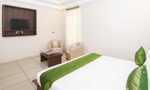 Treebo Durga Boji Grand, Gonikoppal Town的电视和/或娱乐中心