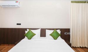 Treebo Durga Boji Grand, Gonikoppal Town客房内的一张或多张床位