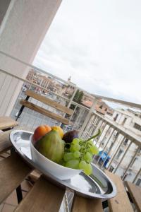 un cesto di frutta su un tavolo sul balcone di Antico Mercato a Catania