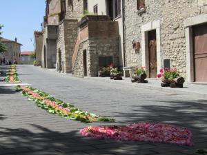 a street with flowers on the side of a building at La Casetta in Penna in Teverina