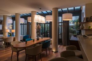 a dining room with a table and chairs at Hôtel Le Walt by Inwood Hotels in Paris