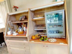 マーリエにあるB&B Villa Vittoriaの食べ物がたっぷり入ったオープン冷蔵庫