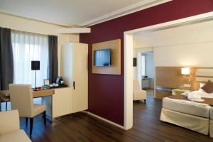 ein Hotelzimmer mit einem Bett und einem Schreibtisch in der Unterkunft Hotel Goldener Knopf in Bad Säckingen