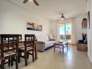 マール・デ・クリスタルにあるRibera Beach 3 - 2706のリビングルーム(ソファ、テーブル、椅子付)