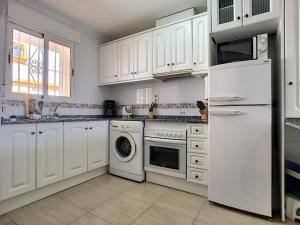 Kuchnia lub aneks kuchenny w obiekcie Ribera Beach 3 - 2706