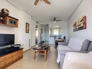 Telewizja i/lub zestaw kina domowego w obiekcie Ribera Beach 3 - 2706