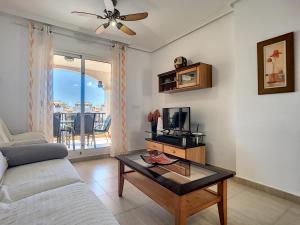 マール・デ・クリスタルにあるRibera Beach 3 - 2706のリビングルーム(ソファ、コーヒーテーブル付)