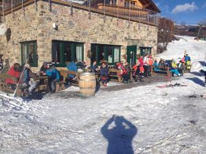 eine Person, die ein Foto von einer Gruppe von Menschen im Schnee macht in der Unterkunft Werner Hinteregger in Bad Kleinkirchheim