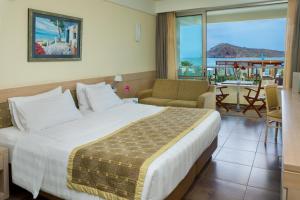 Posteľ alebo postele v izbe v ubytovaní Thalassa Beach Resort & Spa (Adults Only)