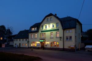 HartmannsdorfにあるPension Elli Krössnerの夜の大きな白い建物