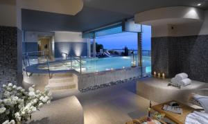 a large swimming pool in a hotel room at GH Palazzo Suite & SPA in Livorno