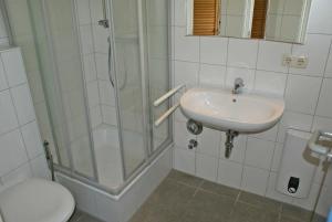 Ένα μπάνιο στο Zeltdachhaus mit WLan und Zaun