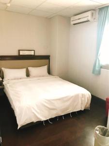 Cama o camas de una habitación en Chang Ti Metropolis Commercial Hotel