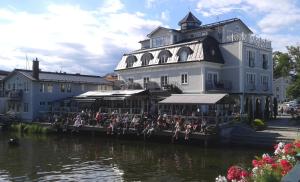 Výhled na řeku, která protéká v blízkosti hotelu