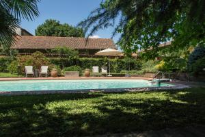 una piscina en el patio de una casa en La Locanda di Sant'Anna, en Truccazzano