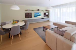 TV a/nebo společenská místnost v ubytování New apartment with swimming pool near the beach