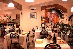 A restaurant or other place to eat at Hotel Palace Corte dei Tusci