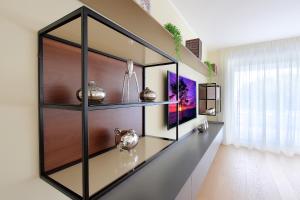 TV a/nebo společenská místnost v ubytování New apartment with swimming pool near the beach