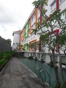 una piscina di fronte a un edificio di Zuri Express Jimbaran a Jimbaran Altre 2 foto