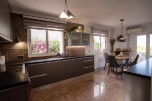 a kitchen with a counter and a table and chairs at Casa Filipinas ,centro Ciudad in Palma de Mallorca
