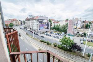 vistas a una calle de la ciudad con coches y edificios en Stanisława Dubois 29, Wrocław, en Wroclaw