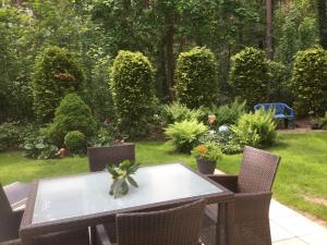 Ein Garten an der Unterkunft FeWo im Grünen mit Terrasse und Garten - gratis Therme