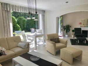 Ein Sitzbereich in der Unterkunft FeWo im Grünen mit Terrasse und Garten - gratis Therme
