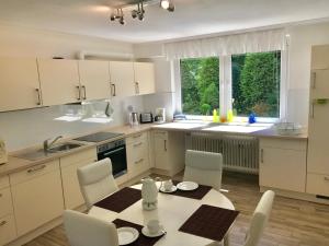 Küche/Küchenzeile in der Unterkunft FeWo im Grünen mit Terrasse und Garten - gratis Therme