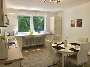 Küche/Küchenzeile in der Unterkunft FeWo im Grünen mit Terrasse und Garten - gratis Therme