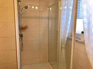 Ein Badezimmer in der Unterkunft FeWo im Grünen mit Terrasse und Garten - gratis Therme