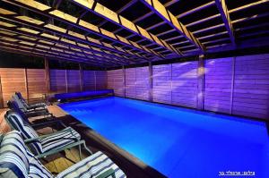 Bazén v ubytování בקתות טוסקנה nebo v jeho okolí