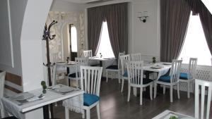 מסעדה או מקום אחר לאכול בו ב-Hotel Gjallica