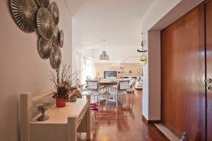 a kitchen and dining room with a table and chairs at Villa Casalinho Meco in Aldeia do Meco